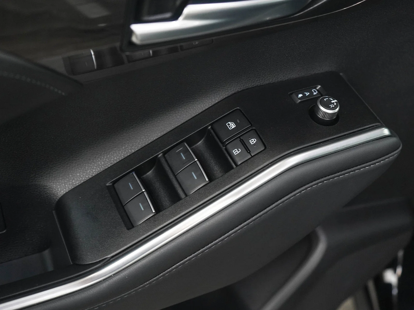 Used 2026  Toyota Hybrid Platinum image 19