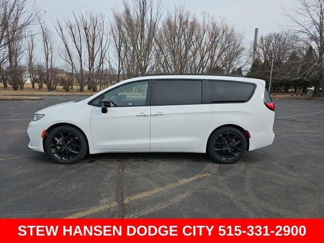 2025 Chrysler Pacifica Limited's photo