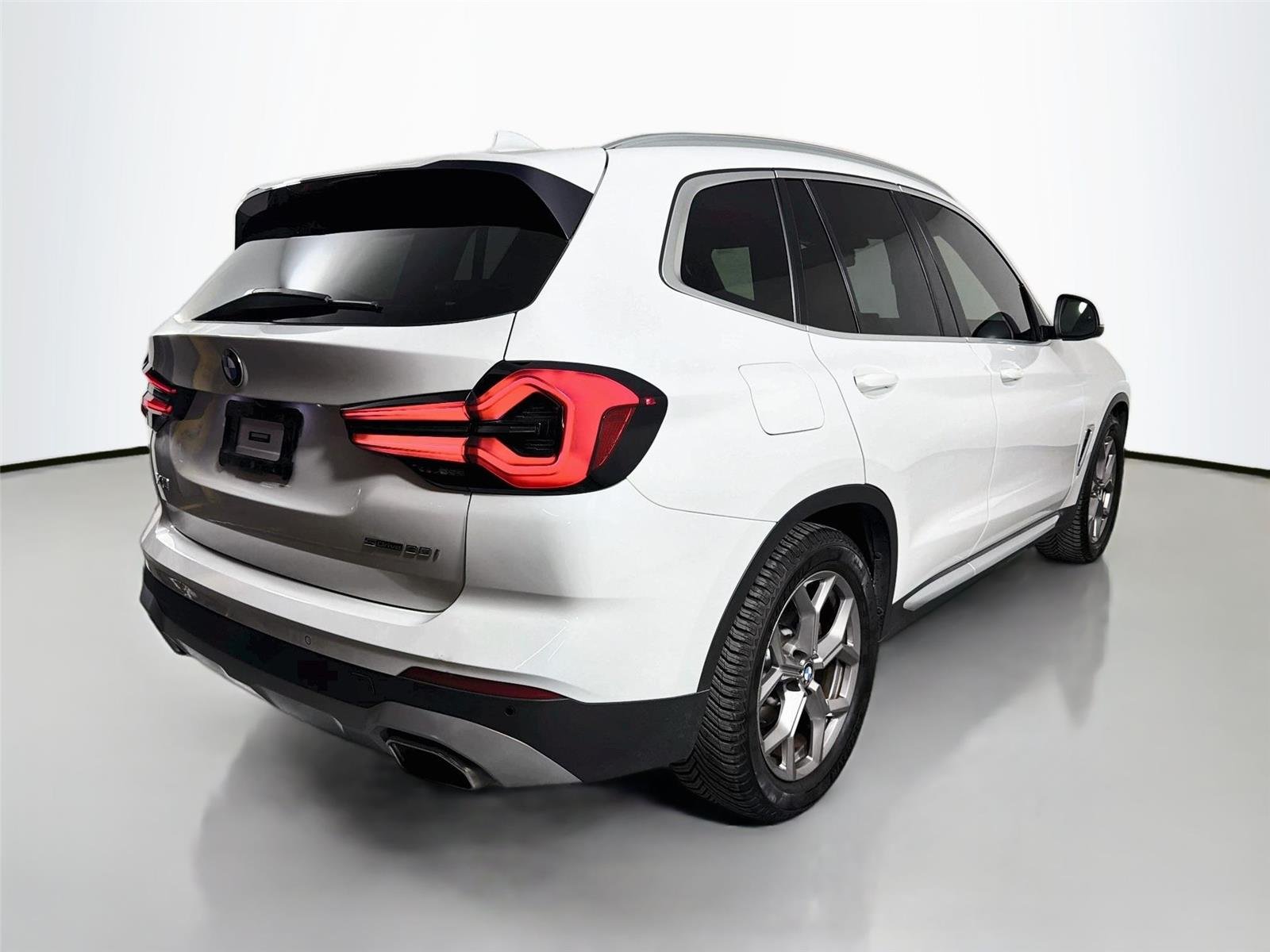 Used 2022 Alpine White BMW sDrive30i image 5