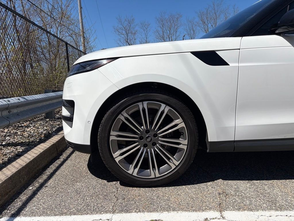Used 2023 White Land Rover SE image 9