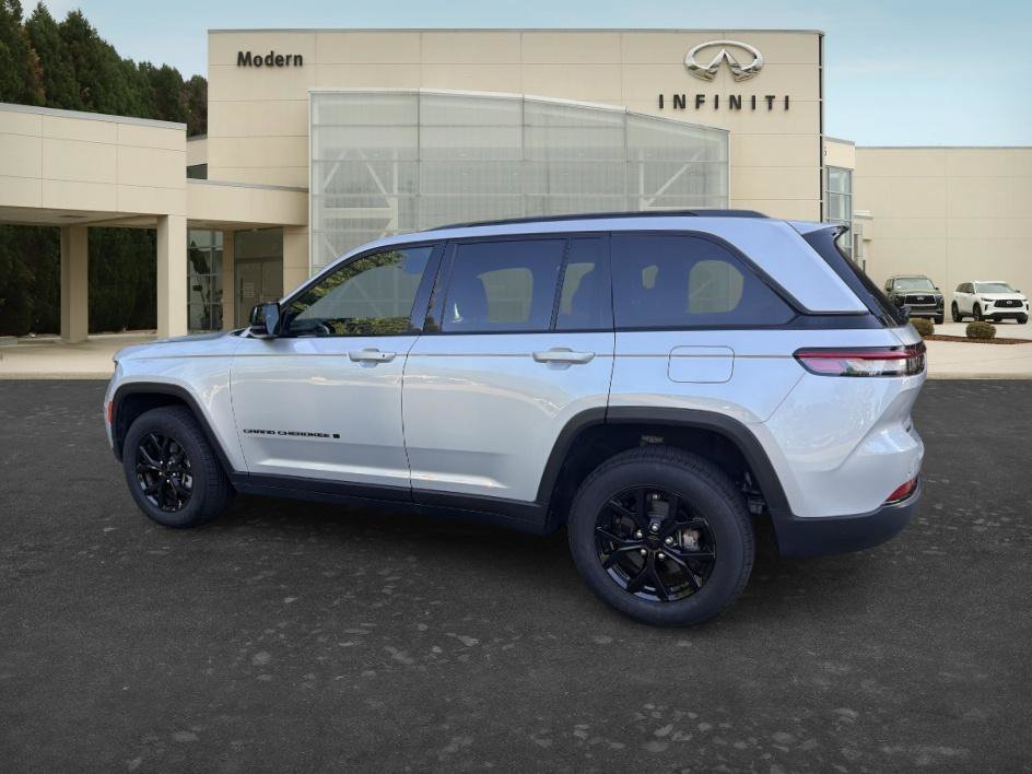 Used 2024 Silver Zynith Jeep Altitude image 6