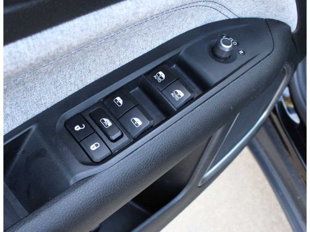Used 2024 Diamond Black Crystal Pearlcoat Jeep Latitude image 3