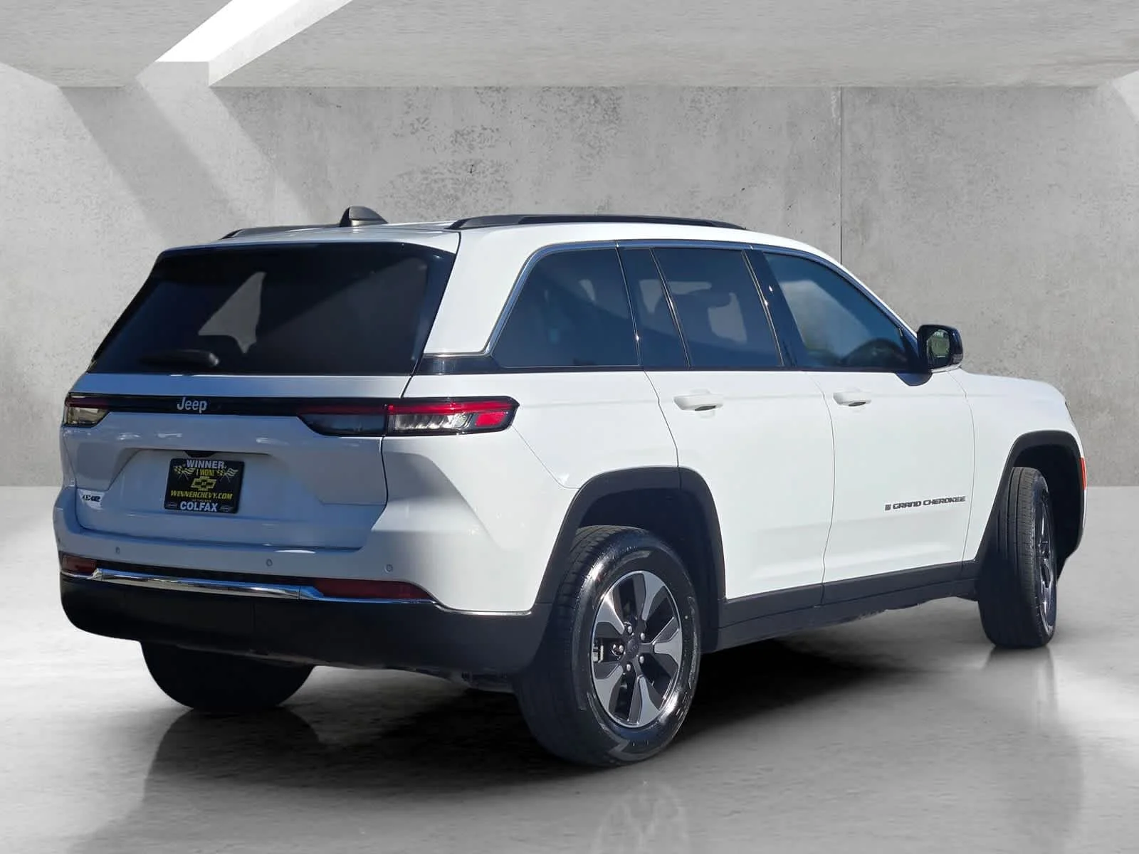 Used 2024  Jeep  image 4
