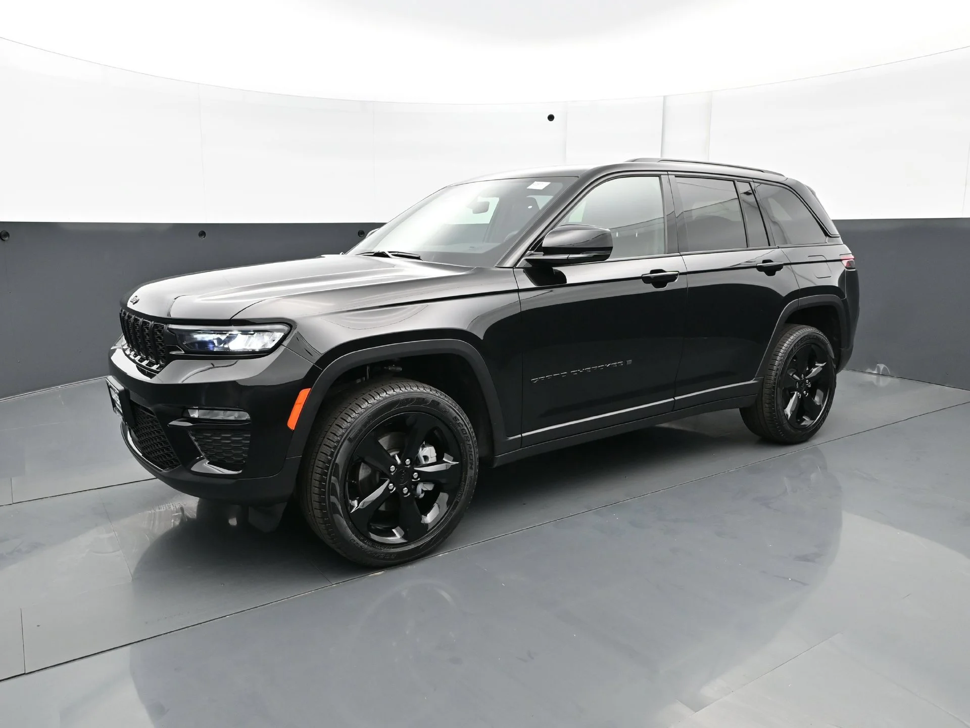 Used 2025 Diamond Black Crystal Pearlcoat Jeep Limited image 2