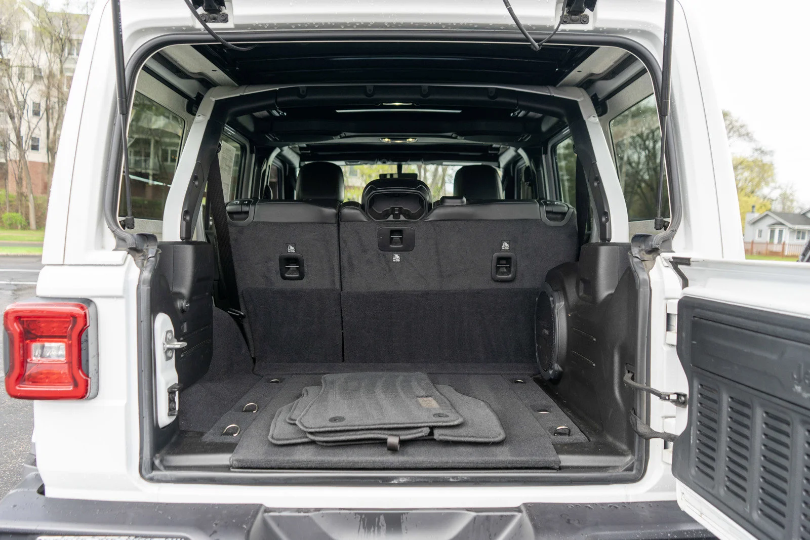 Used 2022 Bright White Clearcoat Jeep Unlimited Sahara image 9