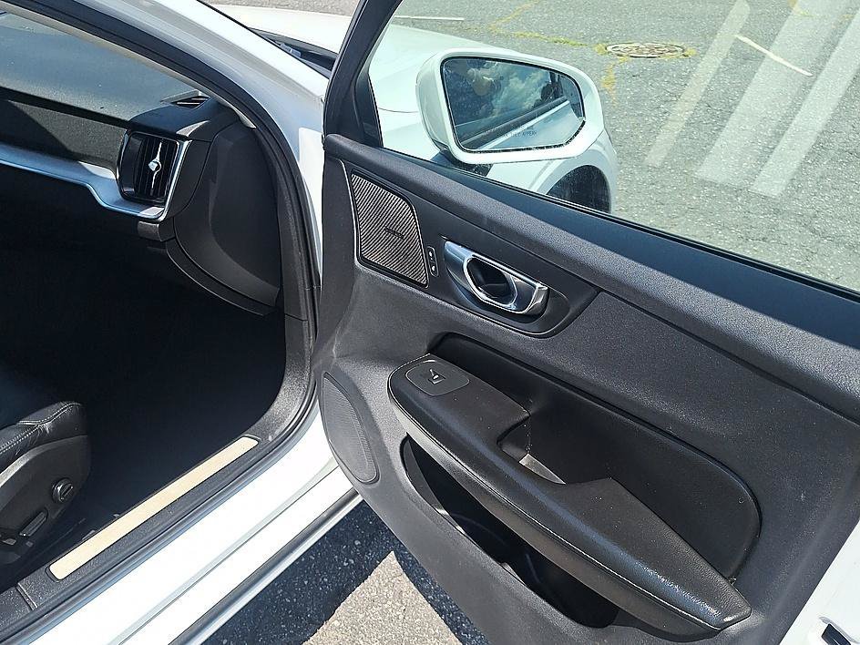 Used 2020 Crystal White Pearl Metallic Volvo Momentum image 27