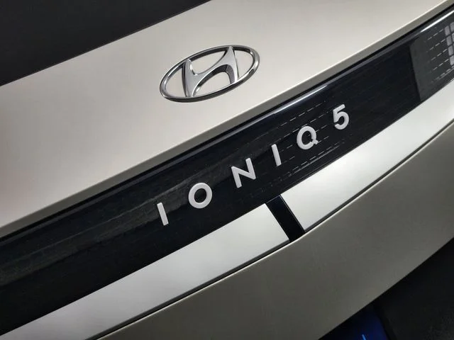 Used 2024 Gold Hyundai SEL image 9