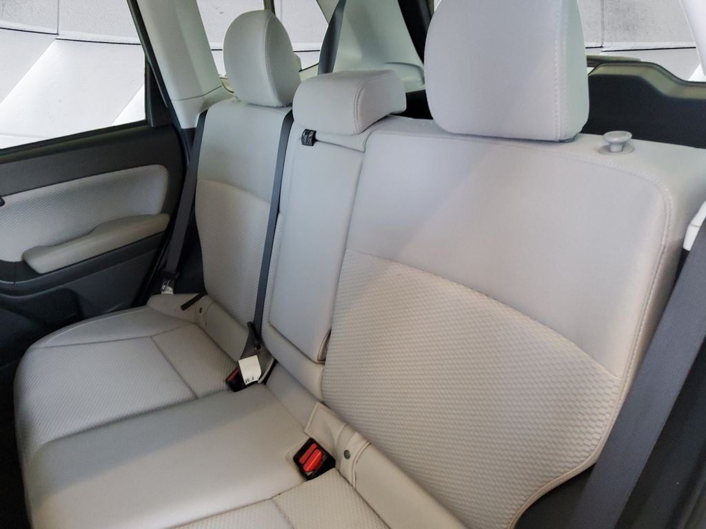 Used 2018 Silver Subaru 2.5i Premium image 18