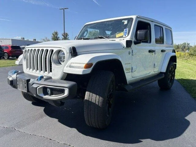 Used 2022 Bright White Clearcoat Jeep Unlimited Sahara image 4
