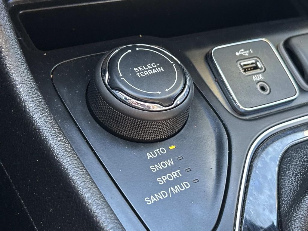 Used 2019 White Jeep Limited image 28