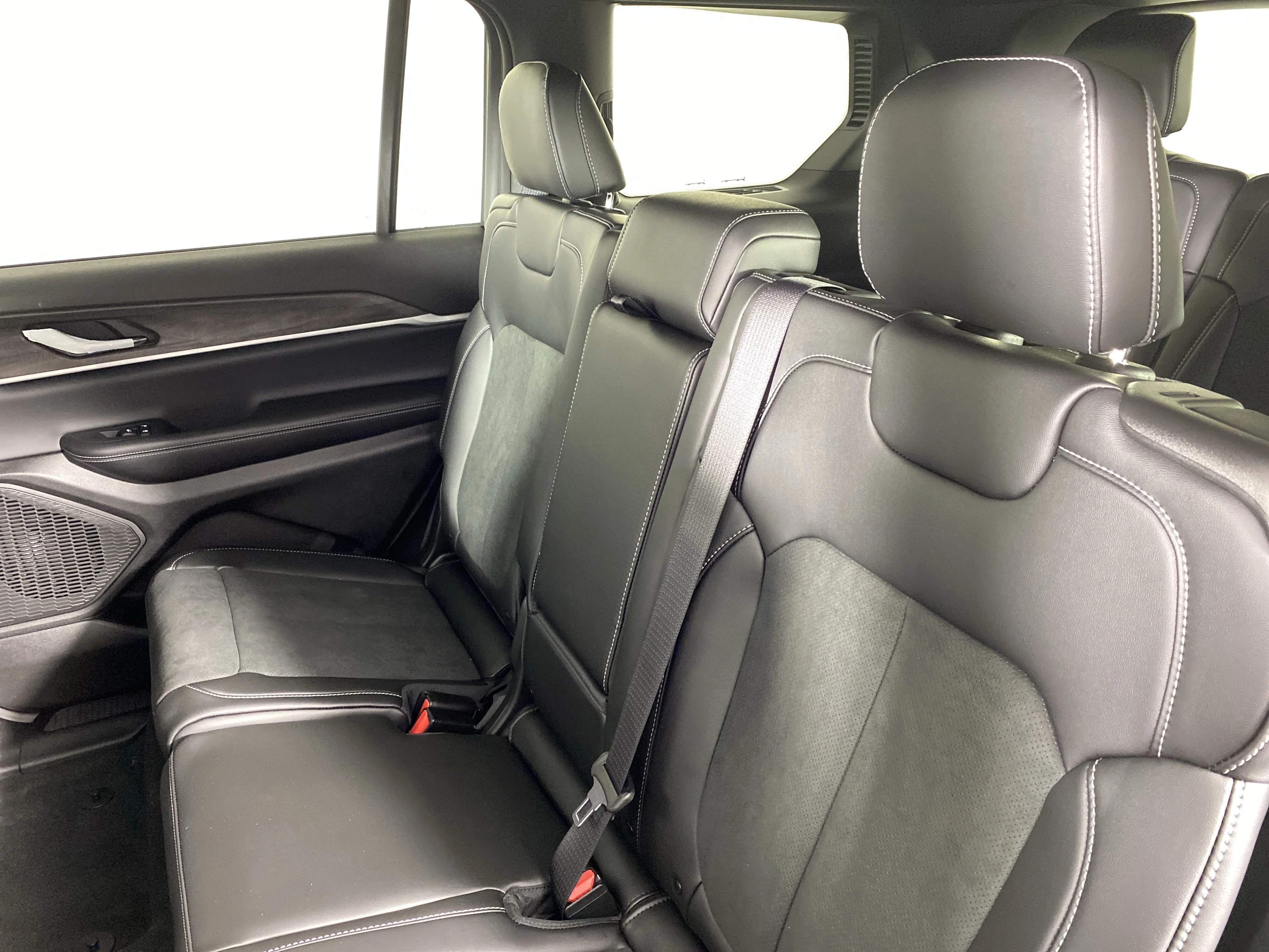 New 2026 Bright White Clear-Coat Exterior Paint Jeep Altitude image 30