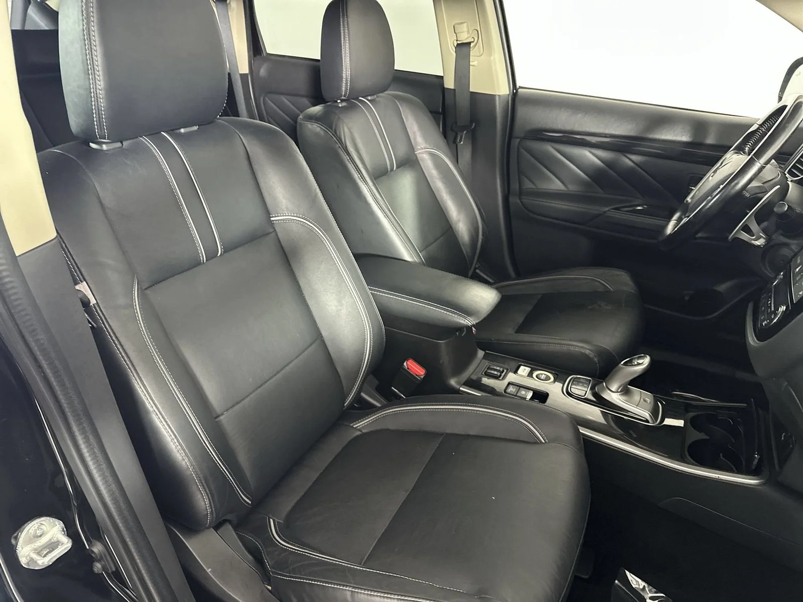 Used 2018 Black Mitsubishi SEL image 27