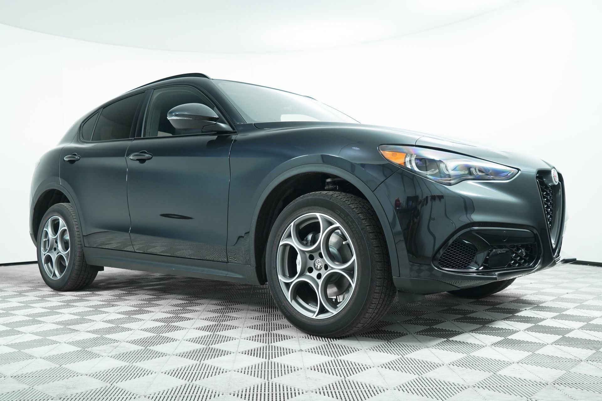 2025 Alfa Romeo Stelvio Stelvio AWD's photo