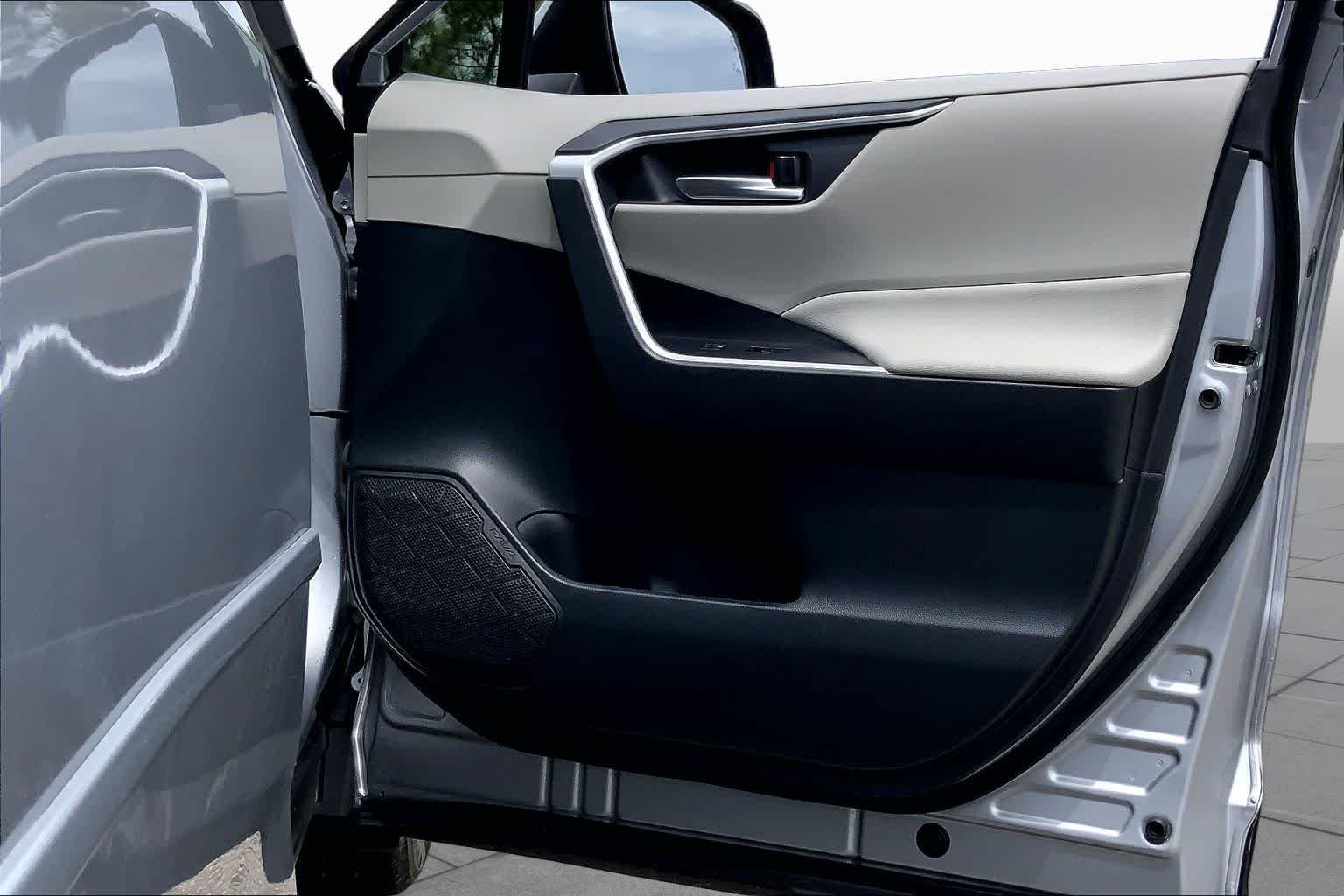 Used 2024 Silver Sky Metallic Toyota Hybrid XLE image 22