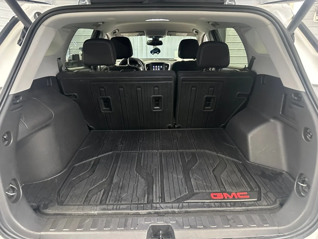 Used 2023 Summit White GMC SLE image 25