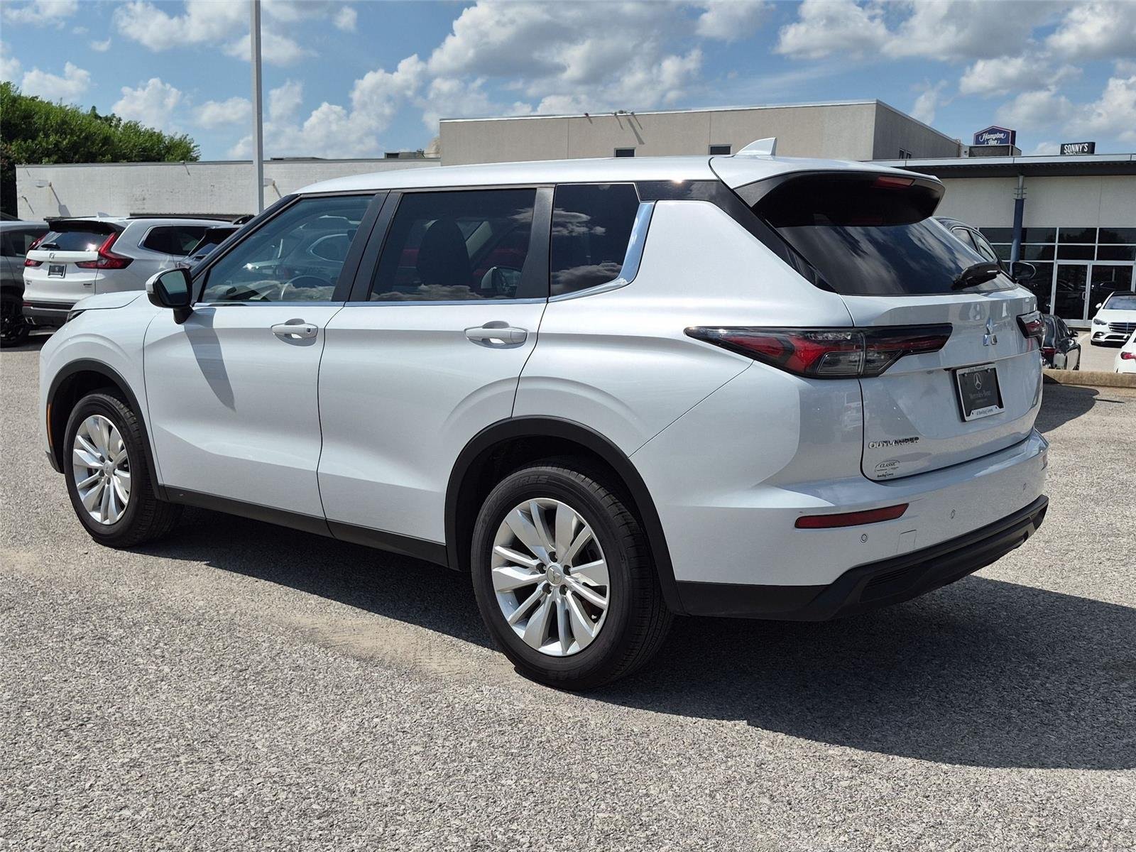 Used 2025 White Diamond Mitsubishi ES image 3