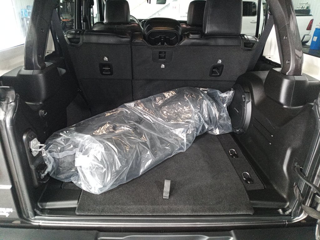 Used 2025 Gray Jeep Sahara image 11