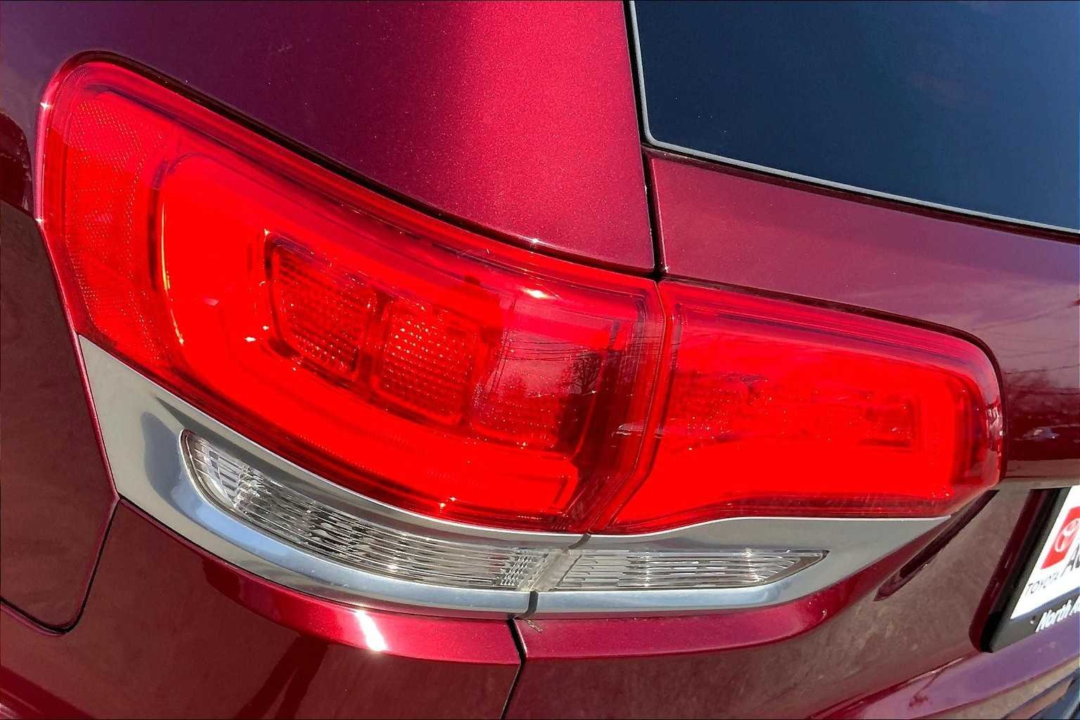 Used 2020 Velvet Red Pearlcoat Jeep Summit image 29