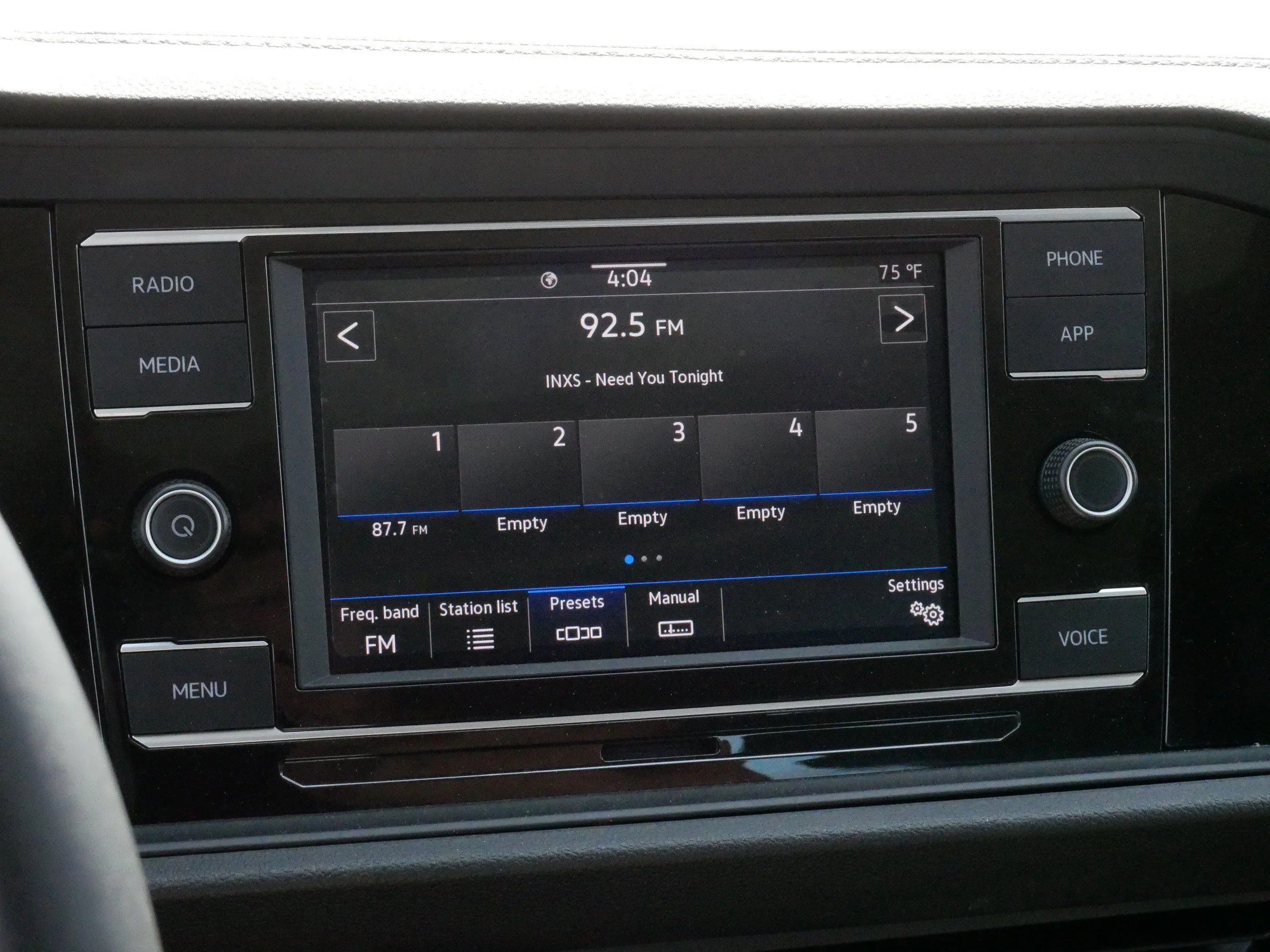 Certified Used 2023 DEEP BLACK PEARL EFFECT Volkswagen SE image 22