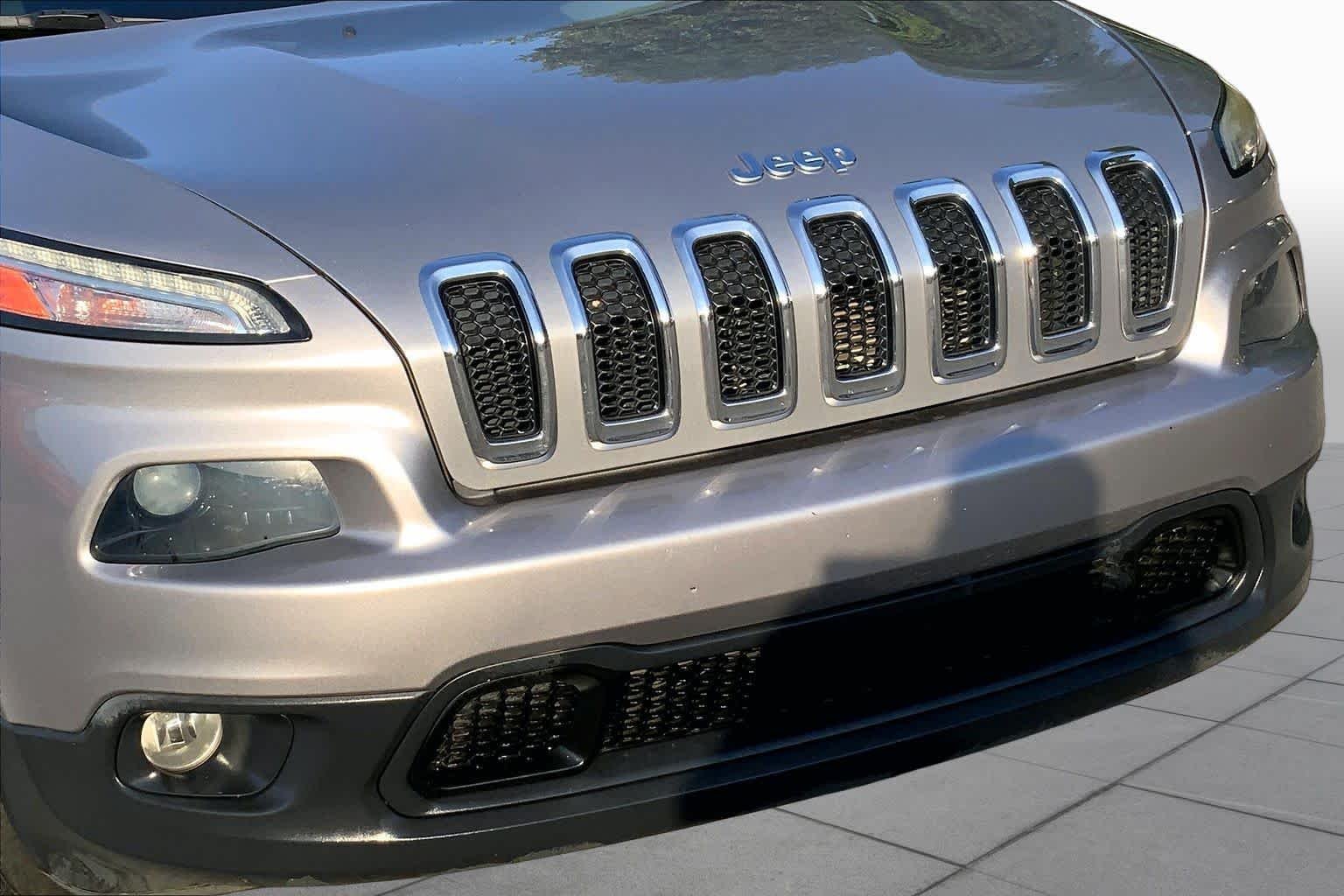 Used 2018 Billet Silver Metallic Clearcoat Jeep Latitude Plus image 27