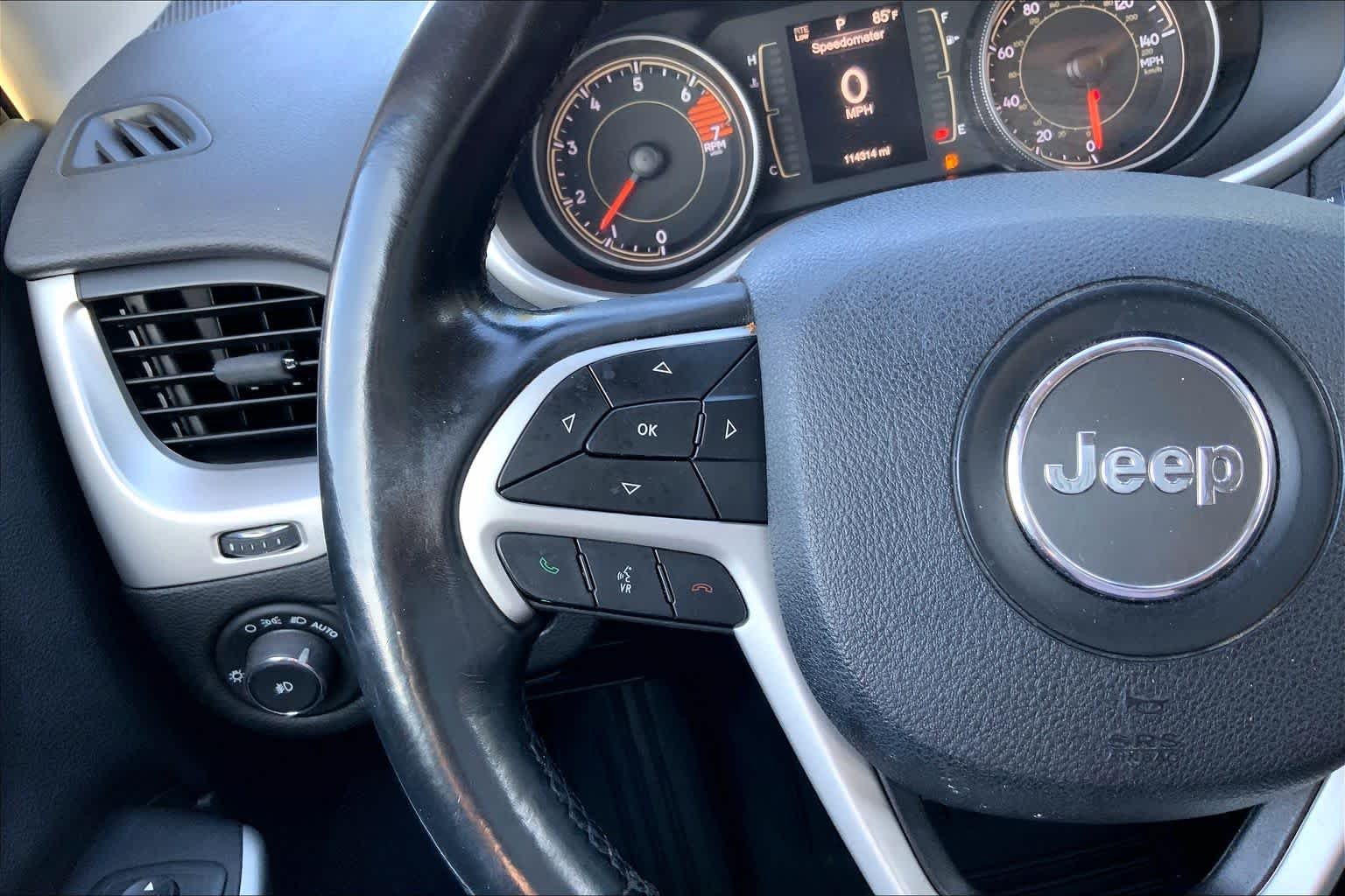 Used 2018 Billet Silver Metallic Clearcoat Jeep Latitude Plus image 21