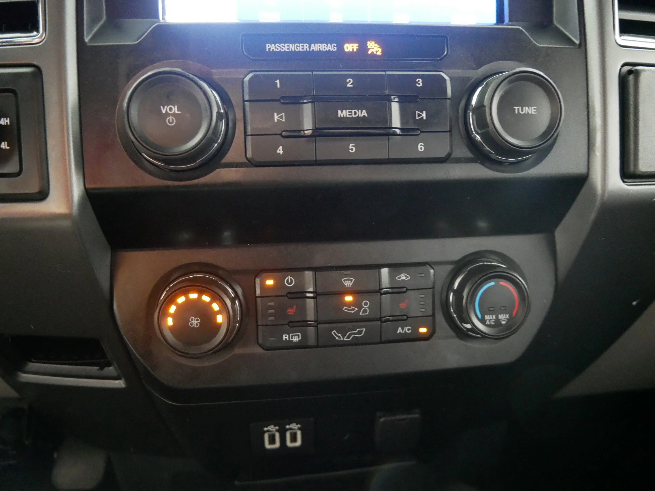 Used 2020 Agate Black Metallic Ford XLT image 23