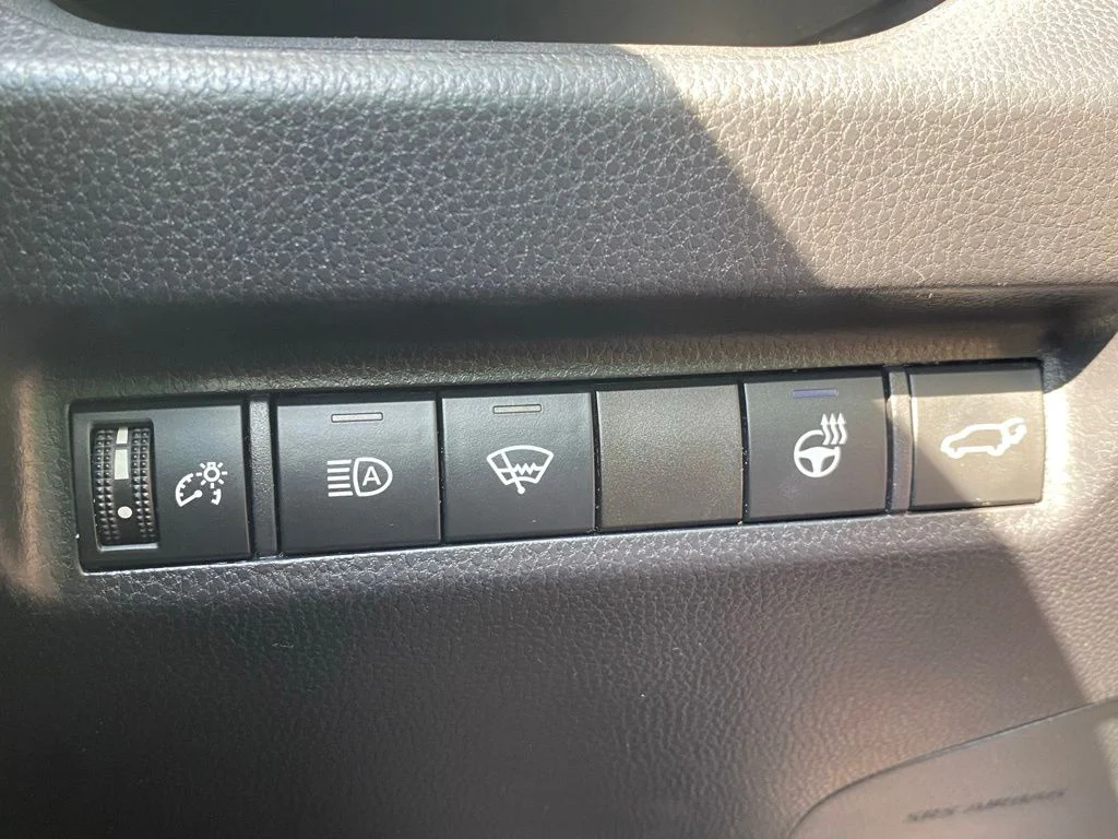 Used 2020 Silver Toyota XLE Premium image 27