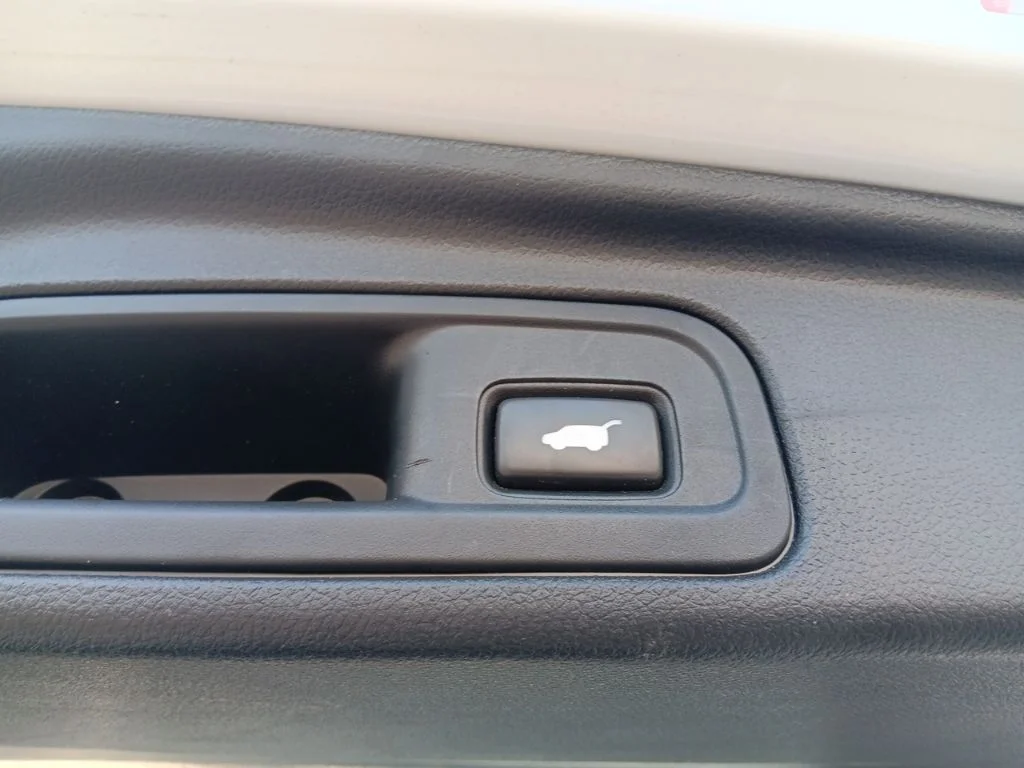 Used 2017 White Diamond Pearl Honda Touring image 34