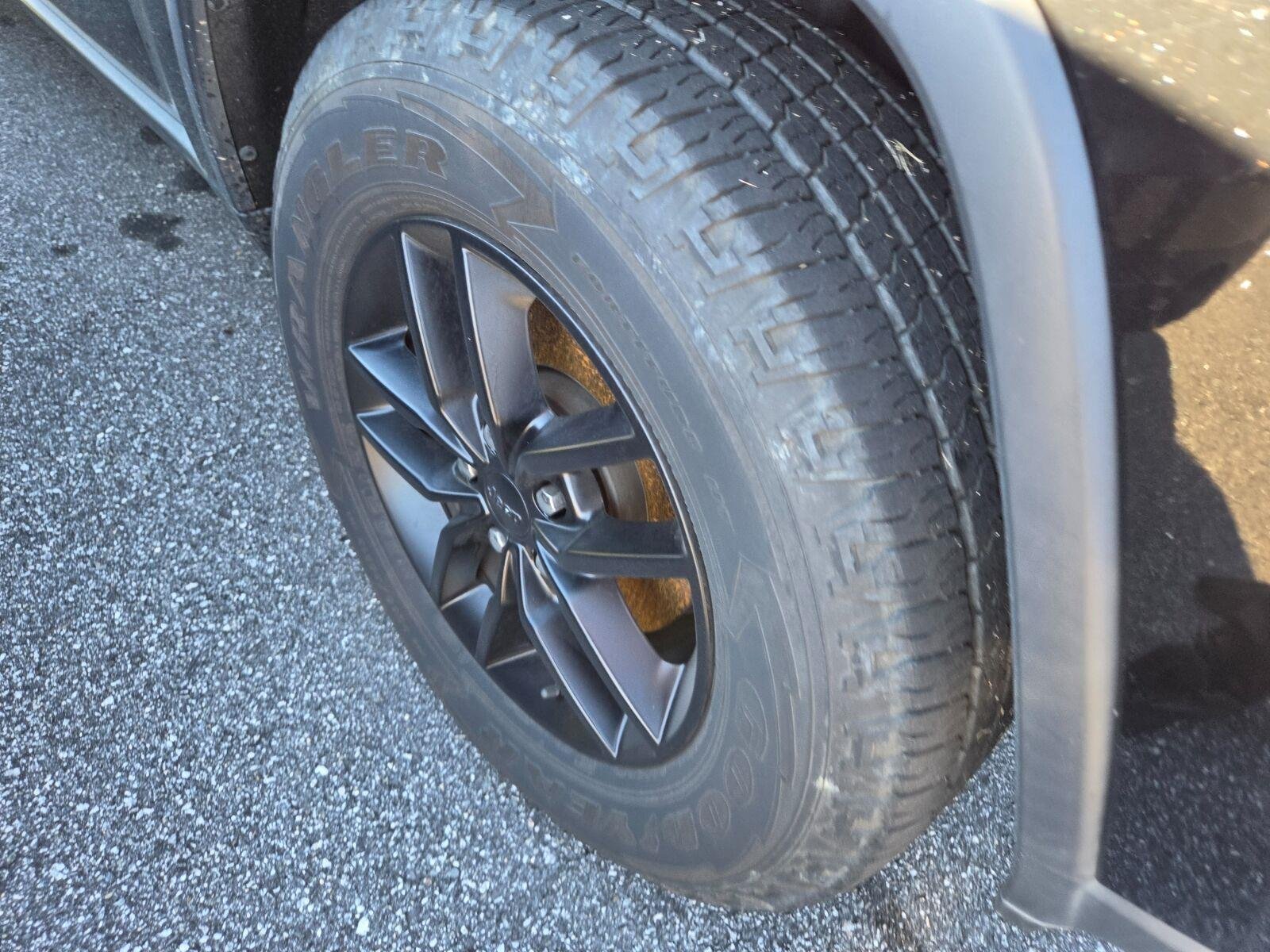 Used 2018  Jeep Laredo E image 4