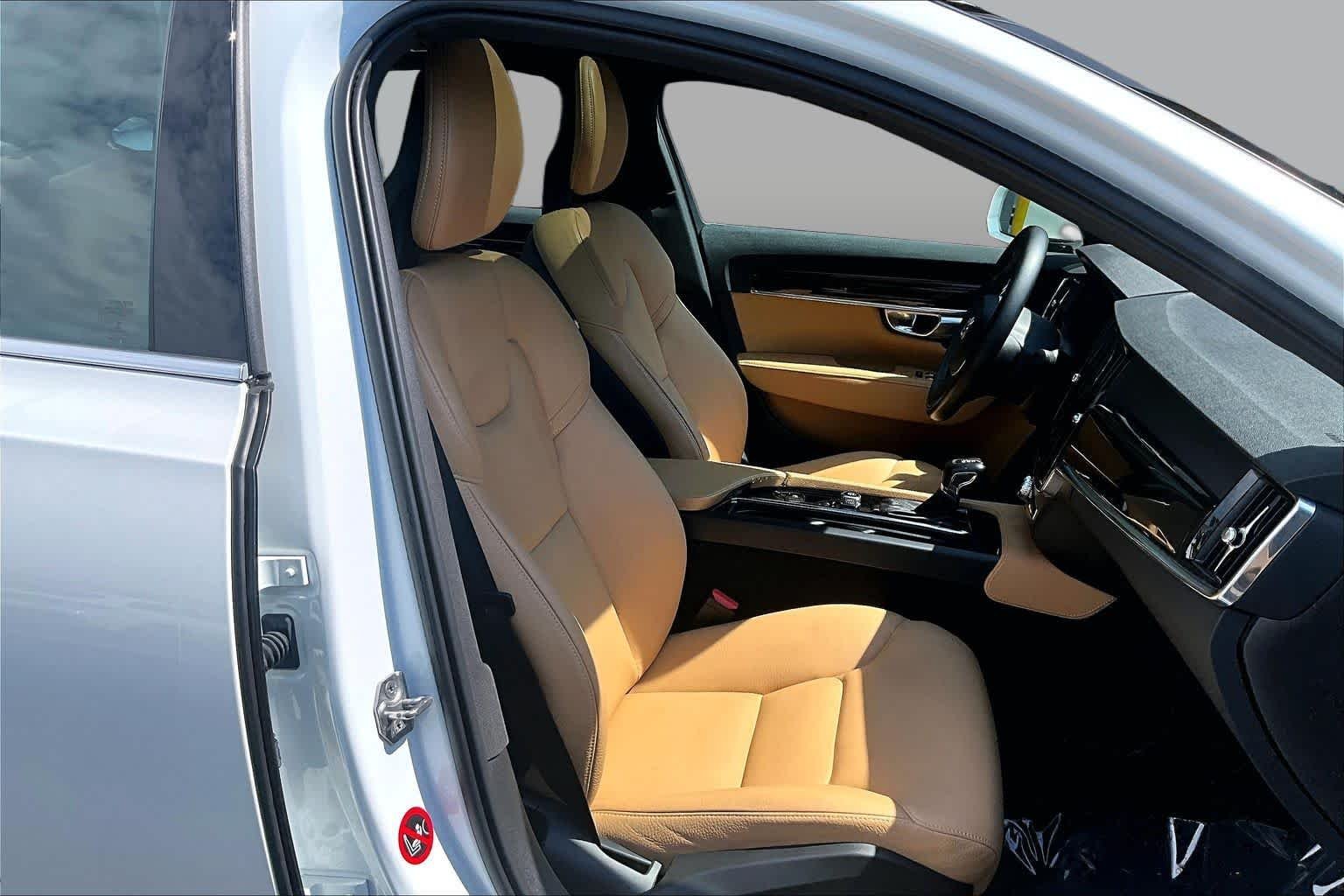 Used 2018 Crystal White Pearl Metallic Volvo Momentum image 9