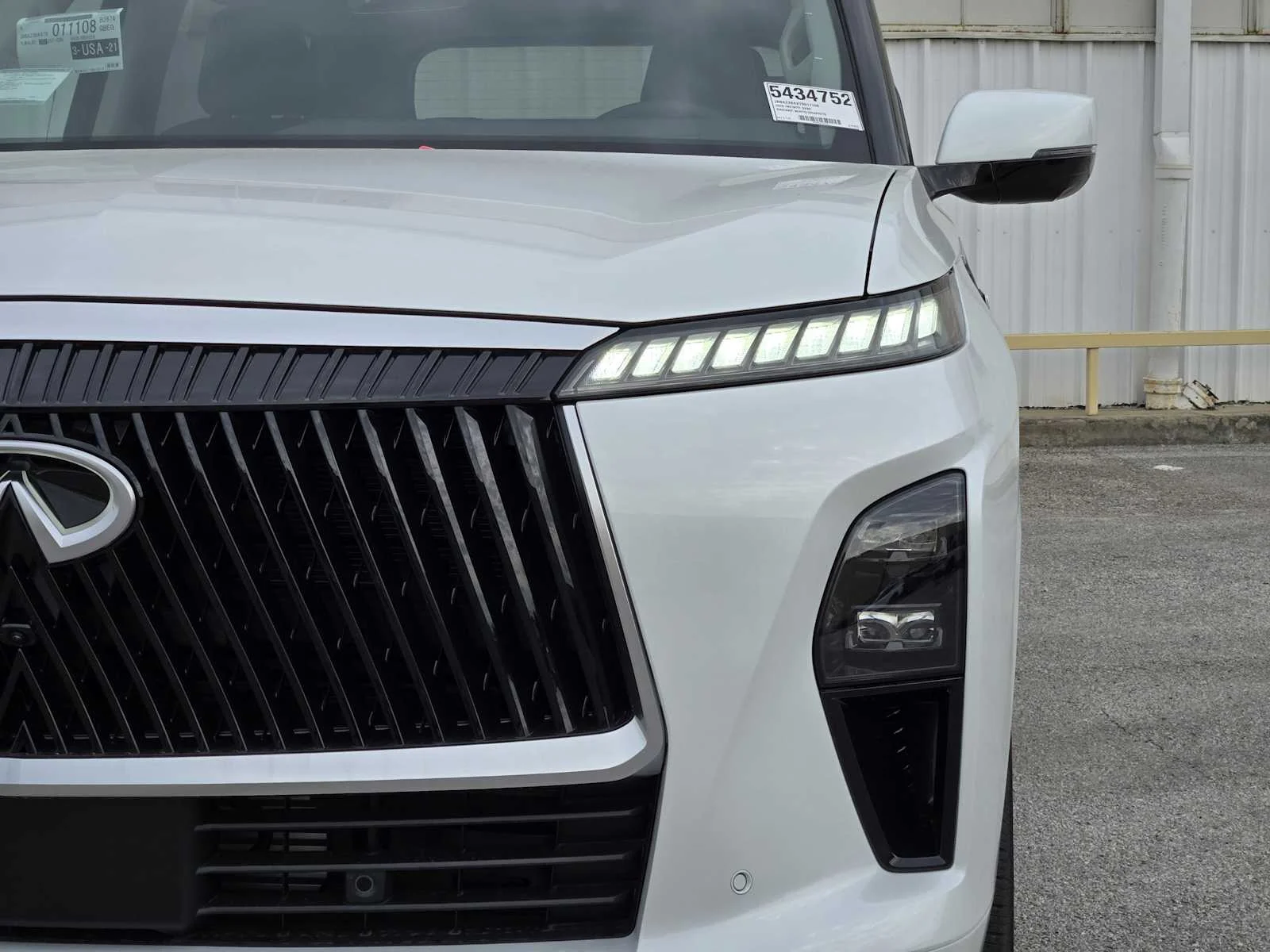 New 2026 RADIANT WHITE INFINITI Luxe 2WD image 5