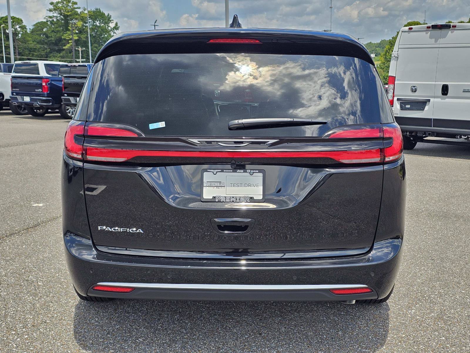 New 2027 Diamond Black Crystal Pearlcoat Chrysler Select image 10
