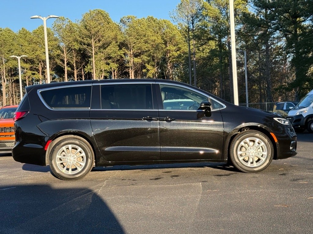 New 2026 Diamond Black Crystal Pearl-Coat Exterior Paint Chrysler Select image 2