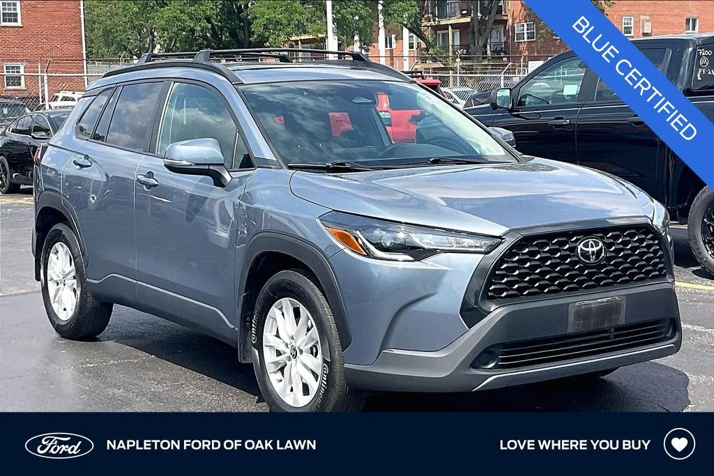 Used 2023  Toyota LE image 1
