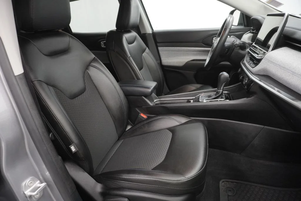 Certified Used 2022 Silver Jeep Latitude image 46