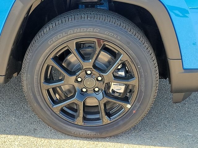 New 2026 Hydro Blue Pearlcoat Jeep Latitude image 7