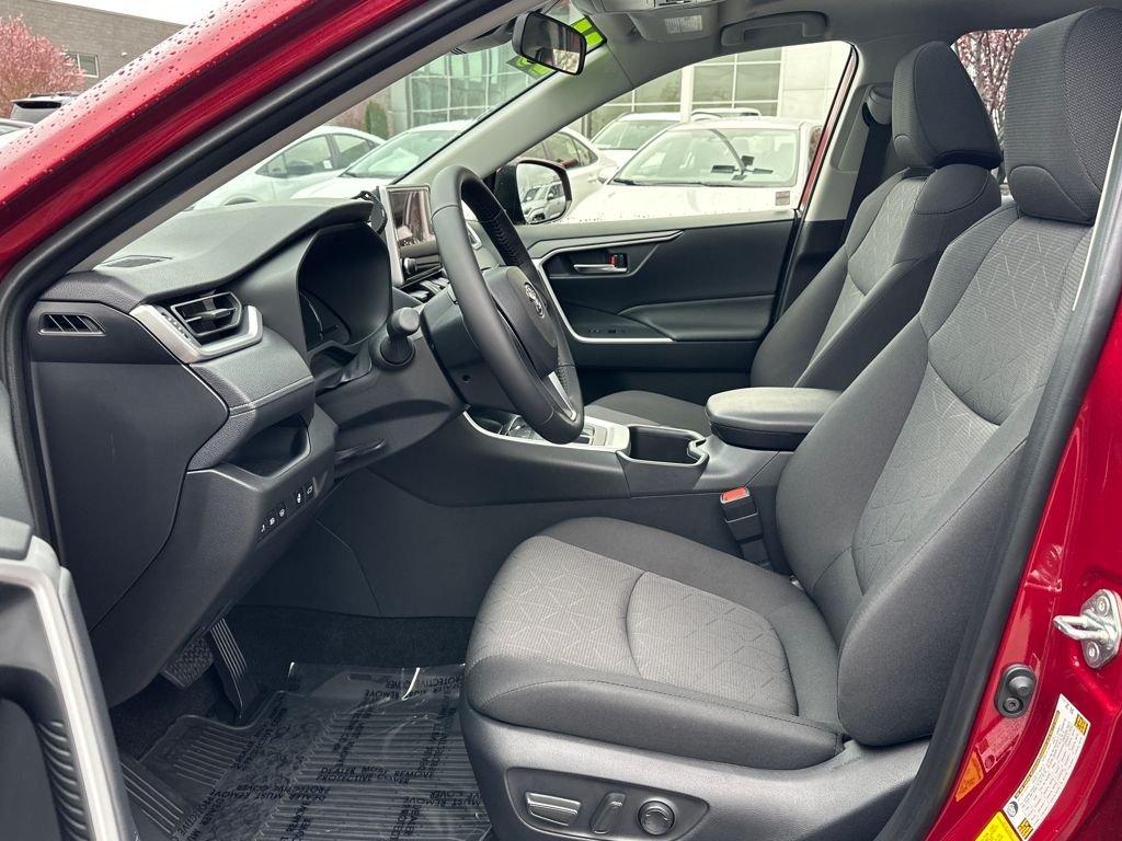 2025 Toyota RAV4 XLE - Photo 12