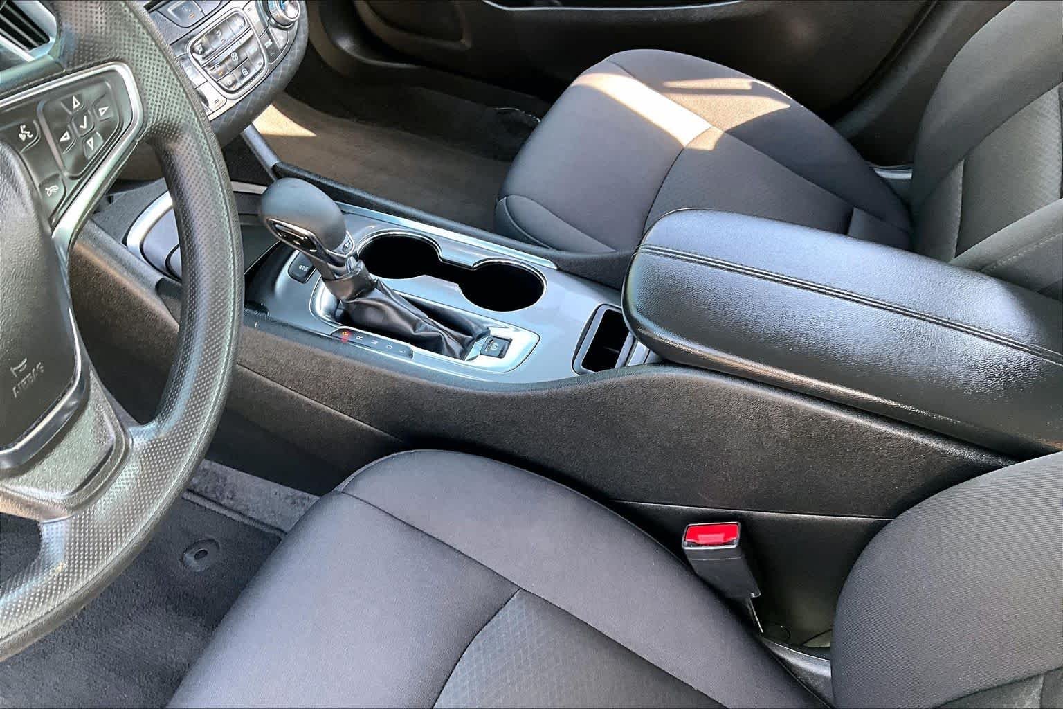 Used 2025 White Chevrolet LT image 15