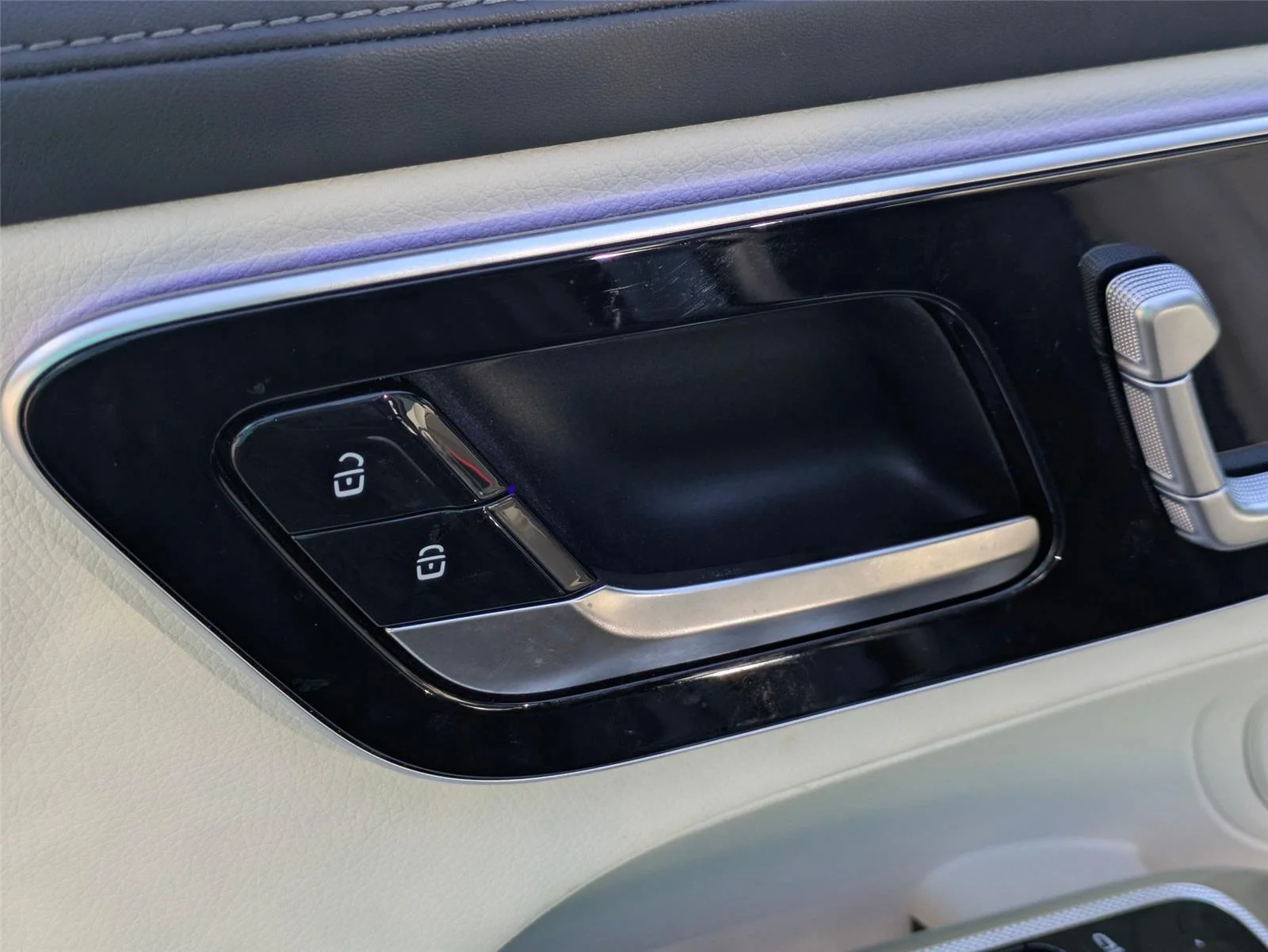 Used 2024 Black Mercedes-Benz GLC 300 image 13