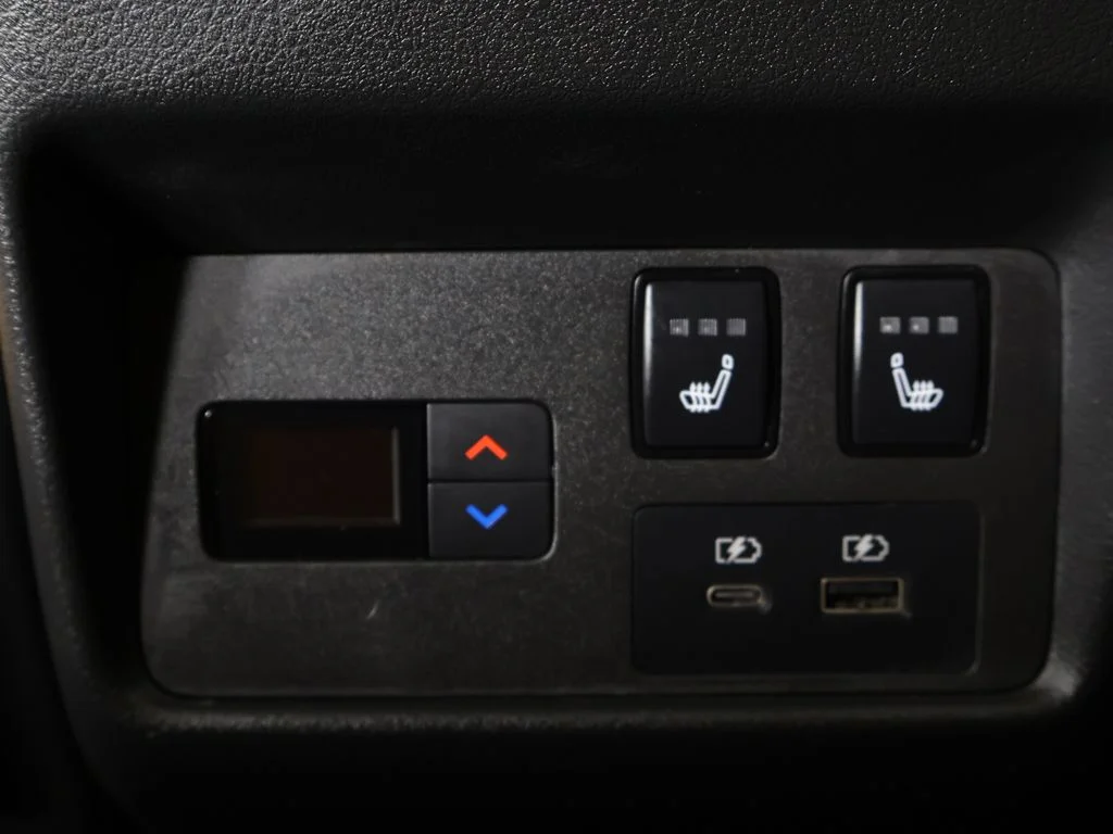 Used 2023  Nissan Platinum image 55