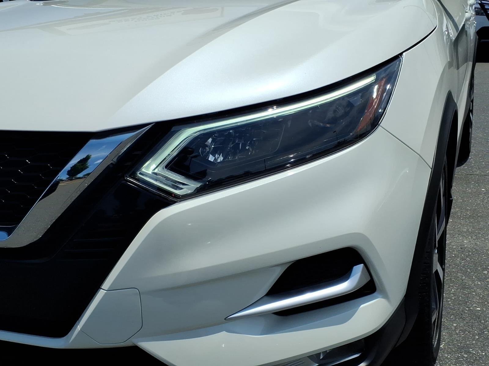 Used 2022 Pearl White Tricoat Nissan SL image 16
