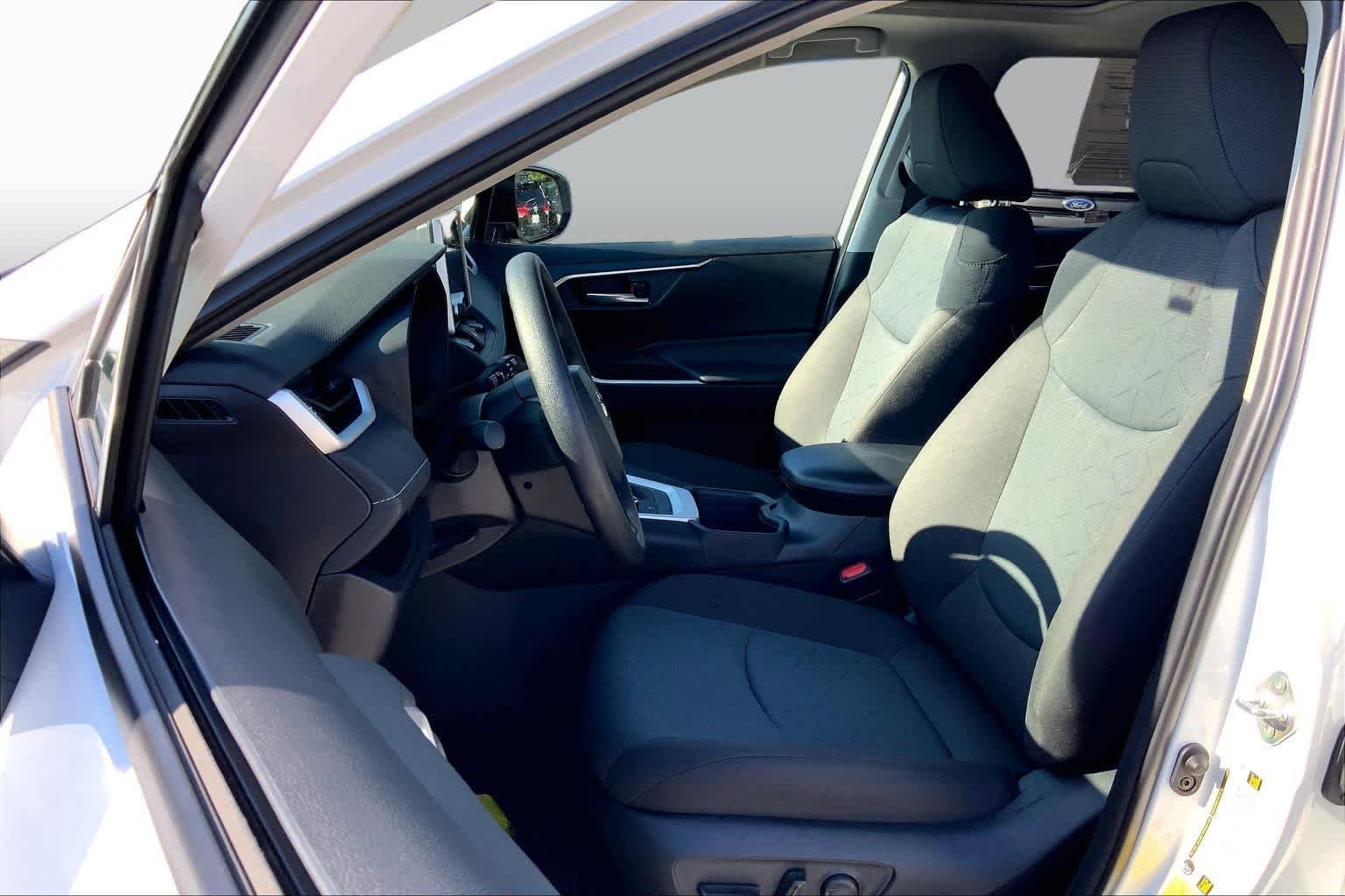 Used 2025 Ice Cap Toyota Hybrid XLE image 6