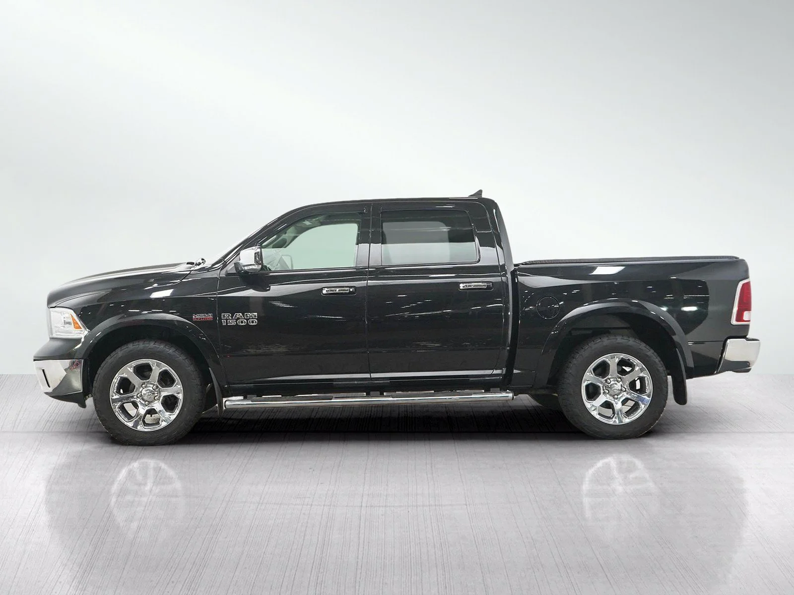 Used 2017 Brilliant Black Crystal Pearlcoat Ram Laramie image 2