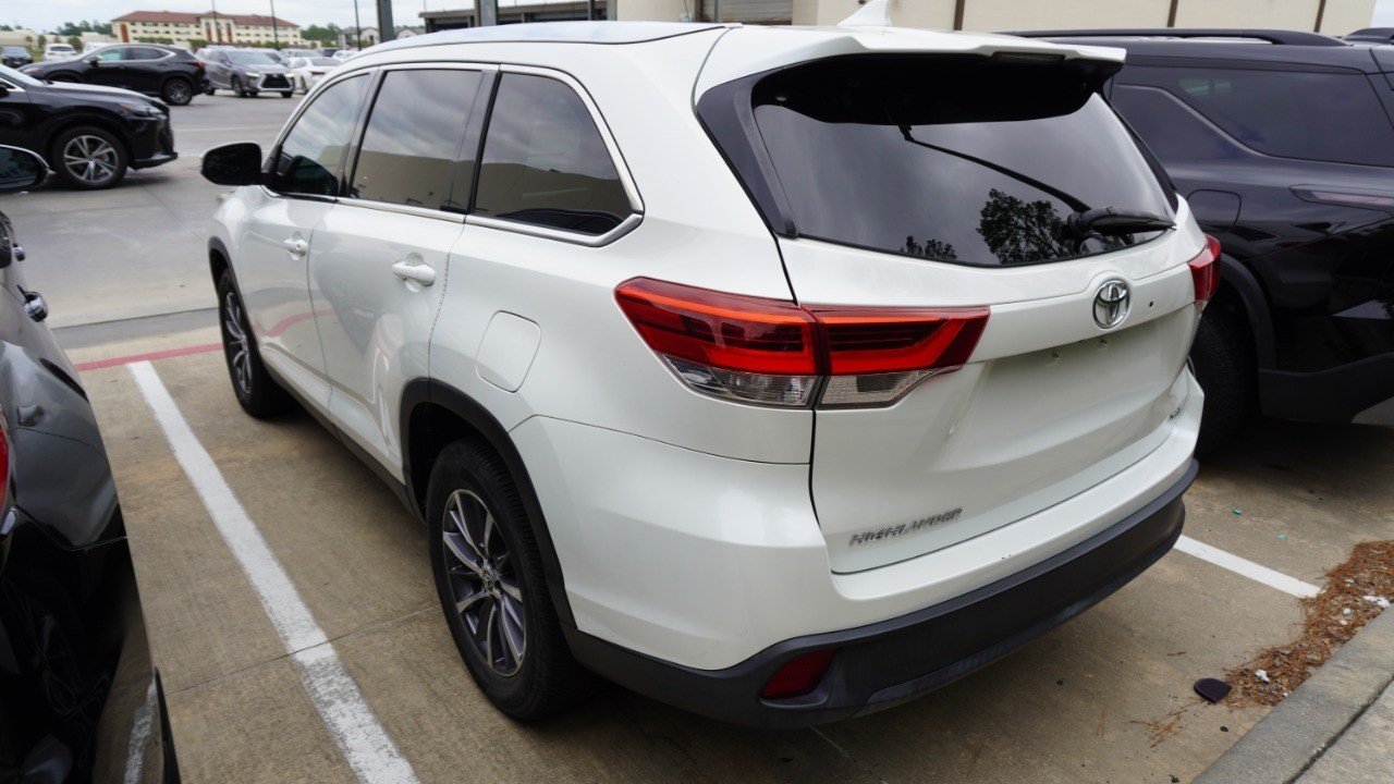 Used 2019 White Toyota XLE image 8