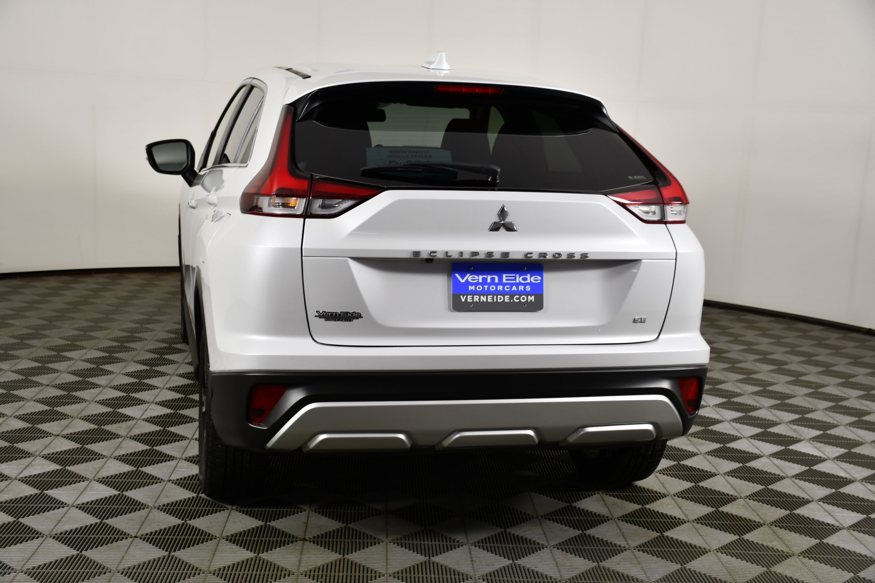 Used 2023 White Diamond Mitsubishi SE image 7