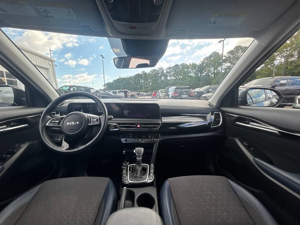 Used 2025 Fusion Black Kia S image 19