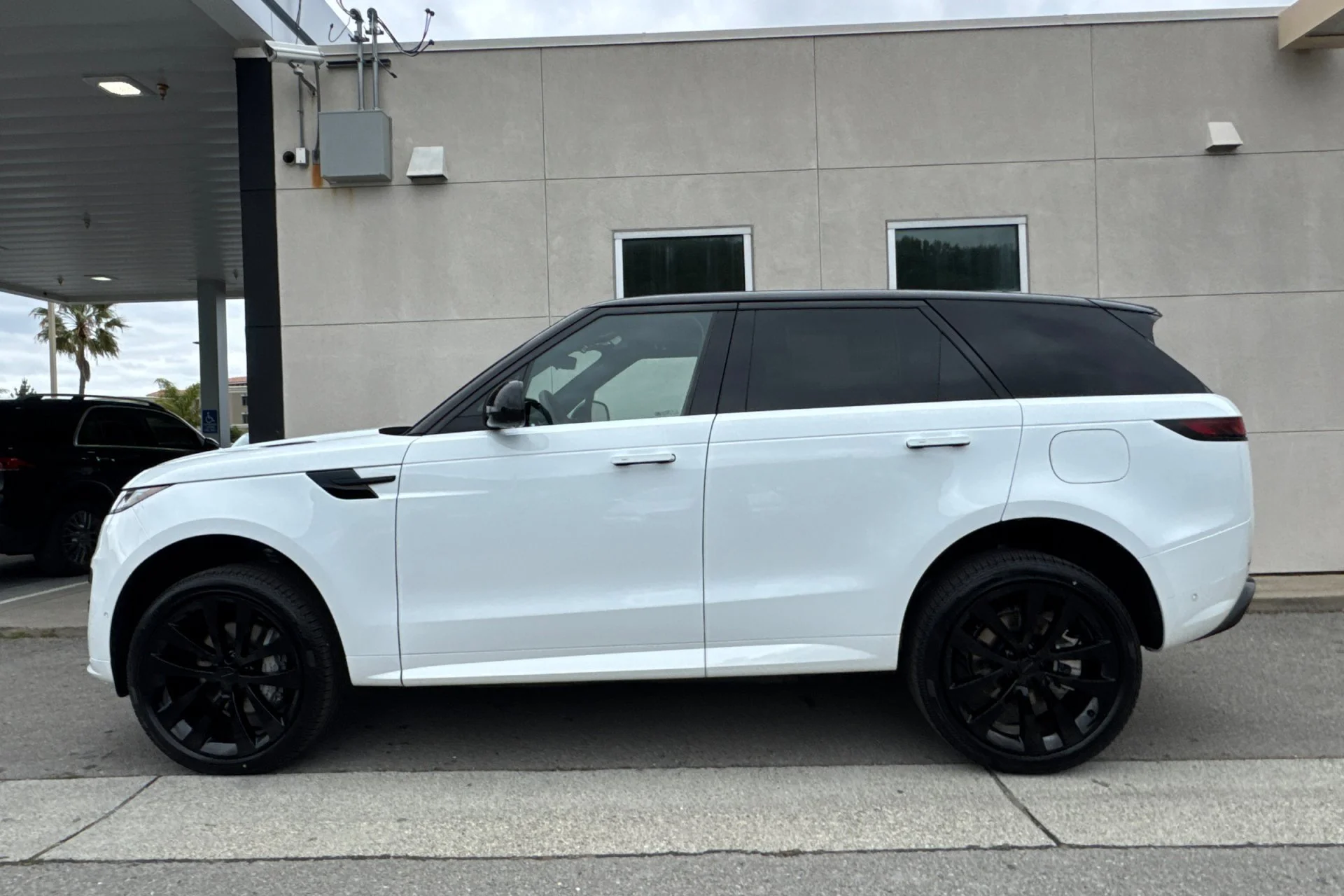 New 2026 FUJI WHITE Land Rover Dynamic SE image 5
