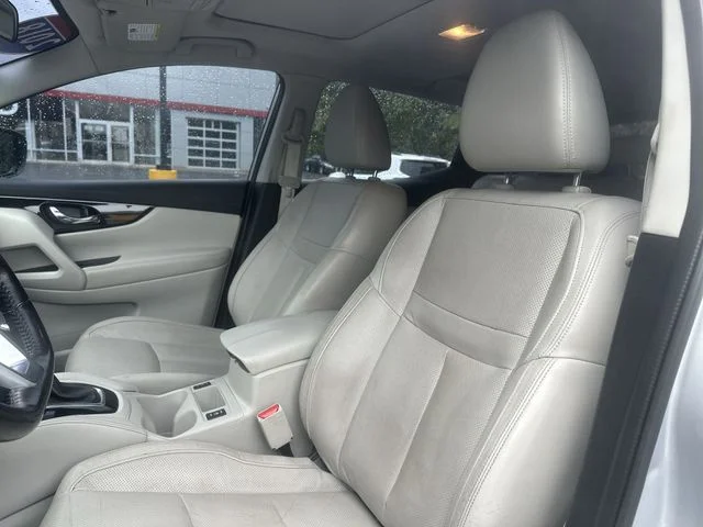 Used 2018 Silver Nissan SL image 16