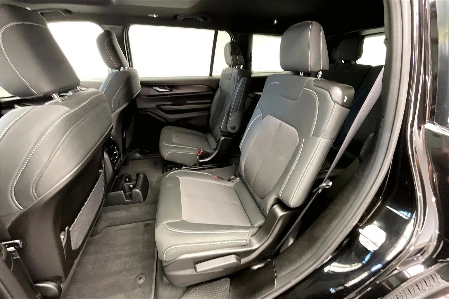 Used 2025 Diamond Black Crystal Pearlcoat Jeep Laredo image 19