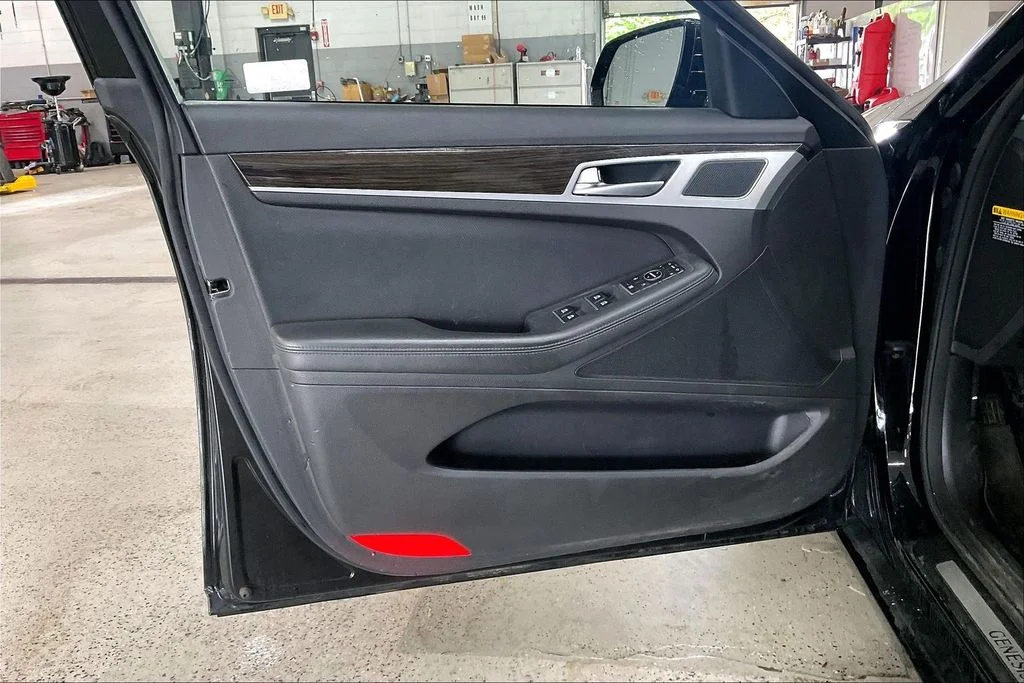 Used 2015 Black Hyundai 3.8 image 23